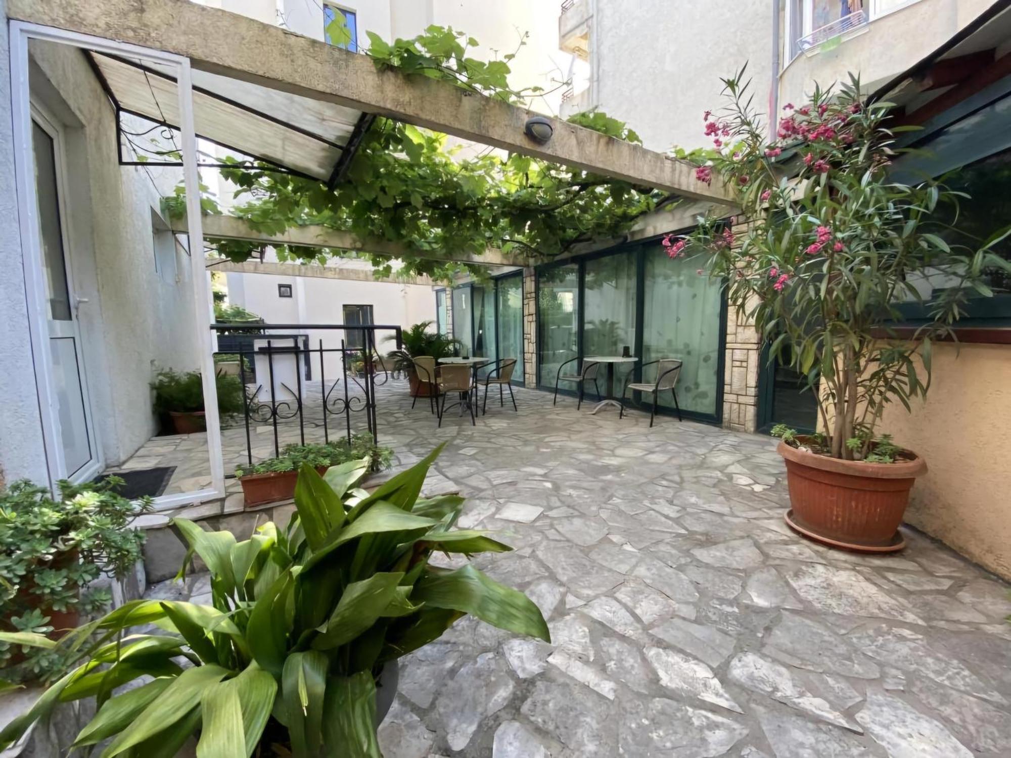 Guesthouse Tri Palme Becici  Exterior photo